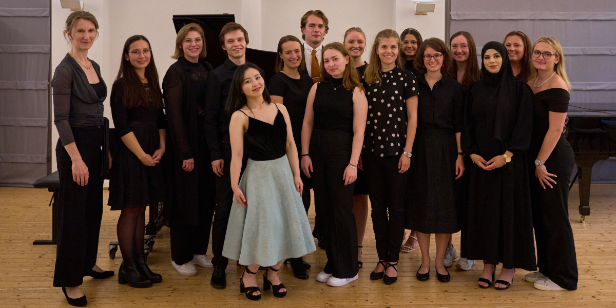 Tatjana Dravenau mit den Studierenden beim Abschlusskonzert