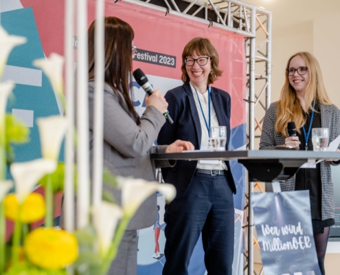 Gödecke, Nitzsche, Marks moderieren auf der U:FF-Bühne.