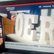 Handy und Laptop, die die neue Website von ORCA.nrw zeigen