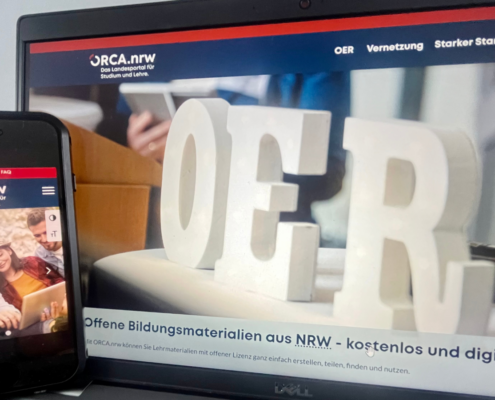 Handy und Laptop, die die neue Website von ORCA.nrw zeigen