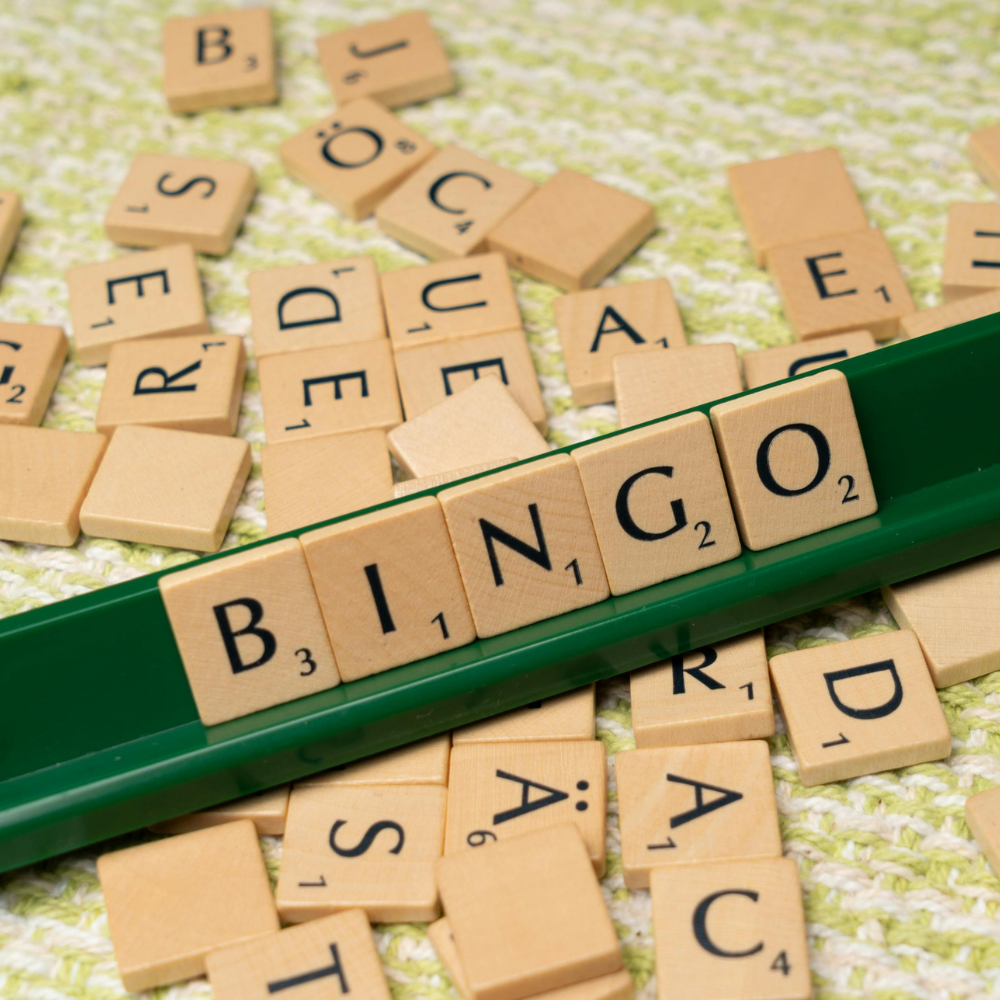 Scrabble-Buchstaben, die das Wort Bingo zeigen