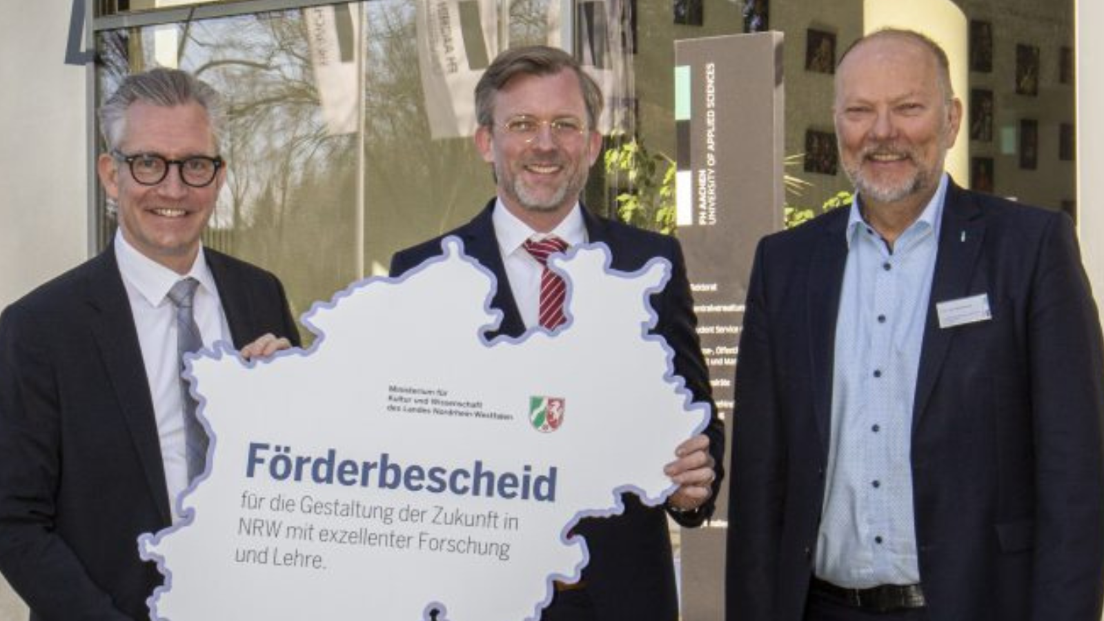 Martin Wolf (links), Dirk Günnewig (Mittte) und Josef Rosenkranz bei der Übergabe des Förderbescheids für das Projekt WiLMo.