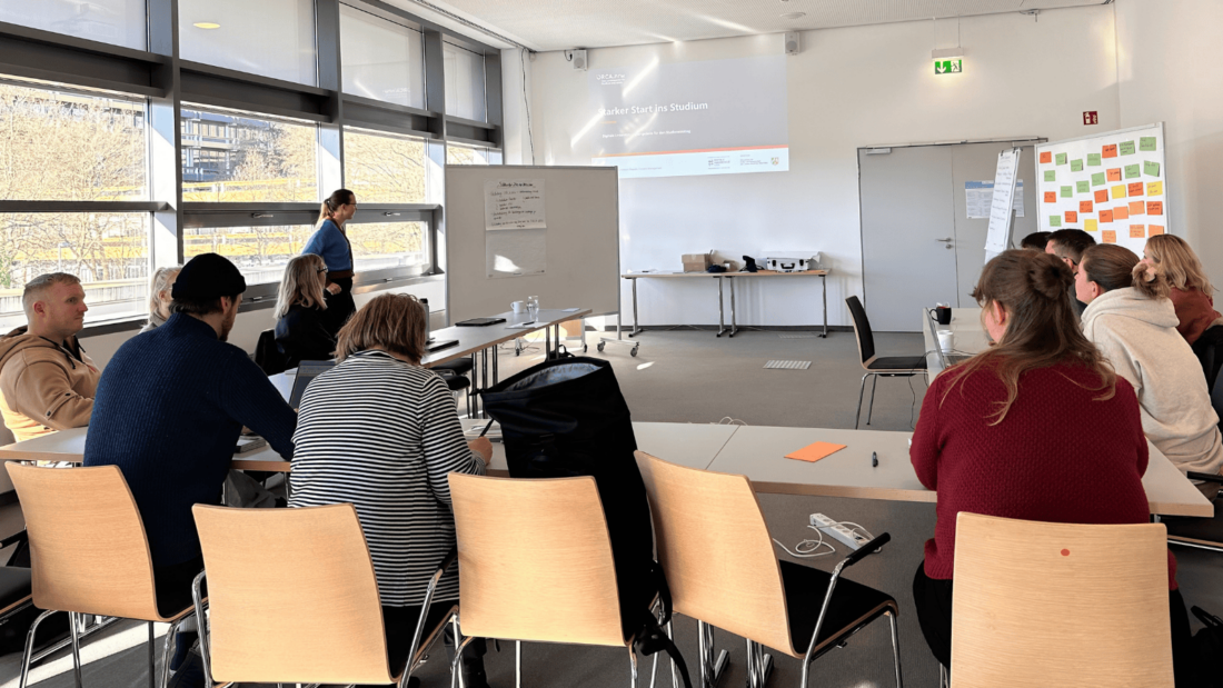 Workshop mit den Zentralen Studienberatungen, Saskia Helbeck-Prepens steht vorne