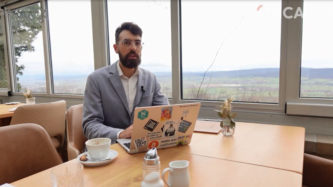 Steffen Rörtgen am Tisch mit Laptop