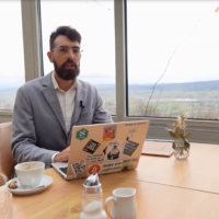 Steffen Rörtgen am Tisch mit Laptop